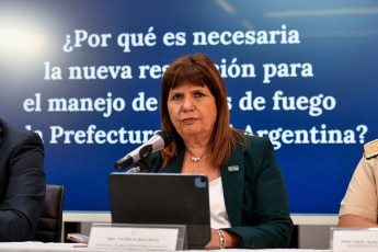 Buenos Aires, Argentina.- En las fotos tomadas el 8 de febrero del 2024, la ministra de Seguridad, Patricia Bullrich, presentó el protocolo para uso de armas de fuego para las fuerzas federales, pero por ahora sólo se aplicará a la Prefectura Naval. En conferencia de prensa, la ministra de Seguridad anunció que Prefectura Naval podrá usar todo tipo de armas para dejar de estar en una "situación desventajosa en el patrullaje de ríos", como primer paso para el restablecimiento del reglamento general que regirá próximamente para todos los miembros de las fuerzas federales de seguridad.