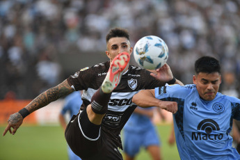 Buenos Aires, Argentina.- In the photos taken on February 15, 2024, during the match between Platense and Belgrano de Córdoba, in a match valid for the fifth date of Zone B of the Professional League Cup in Vicente López. Platense and Belgrano tied 1 to 1. Thus, the "Calamar" was in ninth place in Zone B and the 'Pirata' in the penultimate, without knowing the victory.