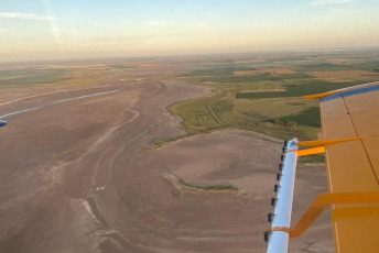 Buenos Aires, Argentina.- En las fotos tomadas el 7 de febrero del 2024, la sequía convirtió a la laguna de Gómez en un desierto. Las altas temperaturas de hasta los 40°C imperantes en gran parte del campo argentino y dispararon la alarma, tanto para la soja y el maíz, así como también para el ganado y la lechería. En el oeste de la provincia de Buenos Aires y parte de la zona núcleo ya se habla de pérdidas de lotes y problemas para cultivar el alimento de los animales.