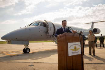 Buenos Aires, Argentina.- En las fotos tomadas el 5 de febrero del 2024, el ministro de Defensa, Luis Petri (frente), encabezó la presentación de una aeronave para la Fuerza Aérea en la base aérea “El Palomar”. La presentación del nuevo avión, Embraer ERJ 140 LR (Long Range), un bimotor de alcance regional será destinado a fortalecer las capacidades operativas de la I Brigada Aérea de la Fuerza Aérea Argentina.