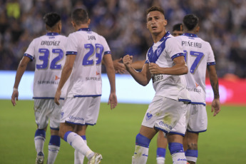 Buenos Aires, Argentina.- En las fotos tomadas el 26 de febrero del 2024, durante el partido entre Vélez Sarsfield y Tigre en un partido correspondiente a la fecha 7 de la Copa de la Liga en el estadio José Amalfitani. Vélez Sarsfield igualó 2-2 a Tigre. Vélez es octavo en la Zona A del torneo, mientras que Tigre es último en el Grupo B y aún no ganó en el certamen.