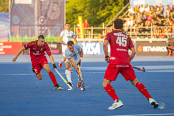 Santiago del Estero, Argentina.- En las fotos tomadas el 14 de febrero del 2024, el seleccionado argentino masculino de hockey sobre césped, Los Leones, enfrentaron a su par de Bélgica, en partido de la segunda ventana de competencia de la Pro League. Los Leones, alcanzó una contundente victoria 4-1 sobre su par de Bélgica, en el comienzo de la segunda ventana de acción de la Pro League de la disciplina, en el estadio Provincial de Santiago del Estero.