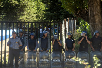 Río Negro, Argentina.- En las fotos tomadas el 14 de febrero del 2024, organizaciones sociales, gremiales y políticas inician la octava edición de la denominada Marcha por la Soberanía del Lago Escondido, ubicado en la provincia de Río Negro, en "defensa de la soberanía nacional" y en rechazo a la derogación de la ley de tierras.