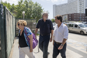 Buenos Aires, Argentina.- En las fotos tomadas el 15 de febrero del 2024, el líder del Polo Obrero (PO), Eduardo Belliboni (centro), denunció al presidente Javier Milei por los presuntos delitos de intimidación pública, incitación a la violencia colectiva y amenazas, a raíz de un posteo del primer mandatario en redes sociales que aludió a su persona como "detectado" junto a la frase "casta a la vista".