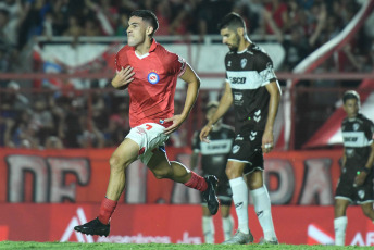 Buenos Aires, Argentina.- En las fotos tomadas el 26 de febrero del 2024, durante el partido entre Argentinos Juniors y Platense en un partido correspondiente a la fecha 7 de la Copa de la Liga en el estadio Diego Armando Maradona. Argentinos Juniors venció 3-1 a Platense, y lidera la Zona A de la Copa de la Liga Profesional.