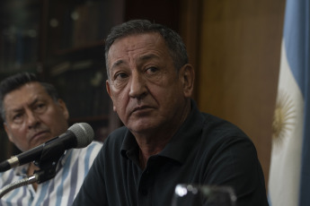 Buenos Aires, Argentina.- En las fotos tomadas el 21 de febrero del 2024, el secretario general del Sindicato de Conductores de Ferrocarriles La Fraternidad, Omar Maturano, anunció durante una conferencia de prensa que la huelga de 24 horas continuará hasta la medianoche, tras el fracaso de la negociación salarial. "Nos faltaron al respeto", afirmó Maturano respecto al 12