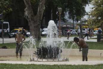 Buenos Aires, Argentina.- En las fotos tomadas el 7 de febrero del 2023, muestra las calles en medio de la ola de calor que atraviesa el país. A una semana de que se desataran los calores extremos en el norte y centro del país, el Servicio Meteorológico Nacional (SMN) activó varias alertas amarillas por tormentas que afectarán a algunos sectores de las provincias de Buenos Aires, La Pampa, Río Negro, Mendoza, La Rioja, Catamarca, Salta y Jujuy. Asimismo, señalaron que, a excepción de Jujuy, Salta y Tucumán, en el resto norte y centro del país continuarán las altas temperaturas.