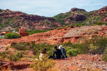 San Luis, Argentina.- En las fotos tomadas el 1 de febrero del 2024, el Parque Nacional Sierras de las Quijadas (PNSQ), en San Luis, comunicó el cierre de acceso al público hasta el sábado debido a la ola de calor que afecta a la provincia. Argentina atraviesa una ola de calor, con alerta por temperaturas muy elevadas en la zona oeste del país y también en el sur de la provincia de Buenos Aires. "Desde el norte de Patagonia hasta el norte de Argentina habrá temperaturas máximas entre los 35 y 42 grados celsius y temperaturas mínimas entre los 22 y 26 grados celsius", informó el Servicio Meteorológico Nacional (SMN).