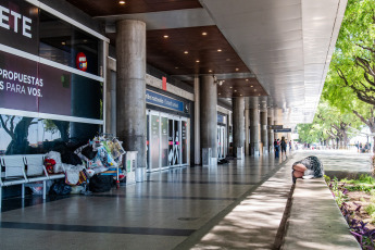 Buenos Aires, Argentina.- En las fotos tomadas el 4 de febrero del 2024, un total de 19 personas en situación de calle que dormían en el aeroparque Jorge Newbery fueron desalojadas este fin de semana en un operativo ordenado por organismos nacionales que operan en la estación aérea y el Ministerio de Desarrollo Humano y Hábitat porteño, se informó oficialmente.