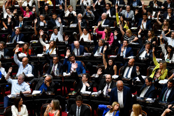 Buenos Aires, Argentina.- En las fotos tomadas el 6 de febrero del 2024, Diputados convalidan el artículo que establece la emergencia económica. Las reformas del presidente de Argentina, Javier Milei, dieron marcha atrás, por falta de apoyo de sus aliados en la Cámara de Diputados, que volverá a tratarlas desde cero en una comisión. La llamada Ley Ómnibus, que había sido votada en general el 2 de febrero de 2024, estaba en plena votación artículo por artículo cuando el diputado oficialista Oscar Zago pidió devolver el proyecto a la comisión, por haber votado cosas diferentes a las que se habían negociado previamente.