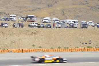 El Calafate, Argentina.- En la foto tomada el 24 de febrero de 2024, el Turismo Carretera está presente en el autódromo Enrique “Quique” Freile, de El Calafate, donde se está disputando la primera fecha de la temporada 2024. Según lo establecido, el sábado debían disputarse tres entrenamientos para la divisional mayor. Este viernes se informó que se eliminó el primer entrenamiento del día. Por lo tanto, el inicio de actividad que estaba previsto para las 8.50h, comenzará a las 10h.