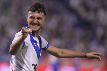 Buenos Aires, Argentina.- En las fotos tomadas el 26 de febrero del 2024, durante el partido entre Vélez Sarsfield y Tigre en un partido correspondiente a la fecha 7 de la Copa de la Liga en el estadio José Amalfitani. Vélez Sarsfield igualó 2-2 a Tigre. Vélez es octavo en la Zona A del torneo, mientras que Tigre es último en el Grupo B y aún no ganó en el certamen.