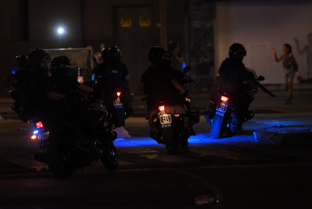 Buenos Aires, Argentina.- En las fotos tomadas el 1 de febrero del 2024, nuevos enfrentamientos entre policías y manifestantes se produjeron a las afueras del Congreso durante el debate en la Cámara de Diputados de la denominada ley Bases, lo que llevó a legisladores del kirchnerismo y la izquierda a presentar una moción para suspender la sesión, lo que fue rechazado por la mayoría del cuerpo legislativo.