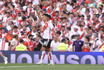 Buenos Aires, Argentina.- En la foto tomada el 25 de febrero de 2024, River y Boca empataron 1 a 1 en el estadio Más Monumental este domingo por la fecha 7 de la Copa de la Liga. Los goles llegaron en el segundo tiempo, en los pies de Solari y Medina. Final caliente en Núñez. Con este resultado, el equipo de Demichelis quedó puntero en la Zona A con 13 puntos, igualando la línea de Independiente. Los de Diego Martínez llegaron a las 10 unidades y se ubican séptimos en la Zona B.