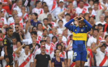 Buenos Aires, Argentina.- En la foto tomada el 25 de febrero de 2024, River y Boca empataron 1 a 1 en el estadio Más Monumental este domingo por la fecha 7 de la Copa de la Liga. Los goles llegaron en el segundo tiempo, en los pies de Solari y Medina. Final caliente en Núñez. Con este resultado, el equipo de Demichelis quedó puntero en la Zona A con 13 puntos, igualando la línea de Independiente. Los de Diego Martínez llegaron a las 10 unidades y se ubican séptimos en la Zona B.