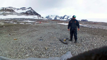 Antártida.- En las fotos tomadas el 7 de febrero del 2024, un equipo de técnicos del Instituto Geográfico Nacional viajó este verano a la Antártida equipado con un vehículo aéreo no tripulado (dron) capaz de realizar relevamientos aerofotogramétricos para comenzar un proyecto de actualización cartográfica de las bases argentinas en el continente blanco, lo que permitirá profundizar el conocimiento científico de esos territorios y consolidar la presencia soberana en ese territorio.