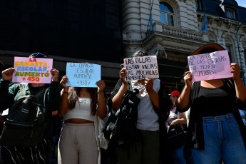 Buenos Aires, Argentina.- En las fotos tomadas el 22 de febrero del 2024, organizaciones sociales, movimientos estudiantiles y sindicatos, realizaron una manifestación frente al Ministerio de Educación Nacional (Plaza Pizzurno) en reclamo de kits escolares. Además lanzaron una gran campaña de solidaridad juntando útiles escolares y zapatillas, en todos los barrios, escuelas y facultades.