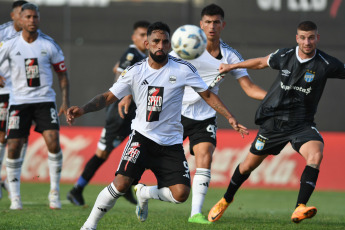 Buenos Aires, Argentina.- En las fotos tomadas el 19 de febrero del 2024, Deportivo Riestra y Atlético Tucumán, se enfrentaron por la sexta fecha de la Copa de la Liga Profesional (LPF) en el estadio del club del Bajo Flores. Deportivo Riestra consiguió su histórico primer triunfo en la Copa de la Liga Profesional al vencer 1-0 a Atlético Tucumán, con el gol de su capitán Milton Céliz, su rival, aún no ganó en lo que va del torneo.