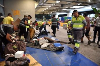 Buenos Aires, Argentina.- En las fotos tomadas el 4 de febrero del 2024, un total de 19 personas en situación de calle que dormían en el aeroparque Jorge Newbery fueron desalojadas este fin de semana en un operativo ordenado por organismos nacionales que operan en la estación aérea y el Ministerio de Desarrollo Humano y Hábitat porteño, se informó oficialmente.