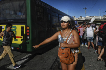 Buenos Aires, Argentina. - En las fotos tomadas el 21 de febrero del 2024, se registran demoras y largas filas de pasajeros en las paradas de colectivos en Buenos Aires. El gremio La Fraternidad lleva adelante desde esta medianoche un paro de trenes de 24 horas que afecta a todo el servicio ferroviario, para reclamar "una recomposición" salarial "de lo que se perdió por el aumento inflacionario".