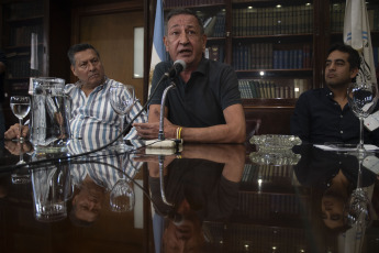 Buenos Aires, Argentina.- En las fotos tomadas el 21 de febrero del 2024, el secretario general del Sindicato de Conductores de Ferrocarriles La Fraternidad, Omar Maturano, anunció durante una conferencia de prensa que la huelga de 24 horas continuará hasta la medianoche, tras el fracaso de la negociación salarial. "Nos faltaron al respeto", afirmó Maturano respecto al 12