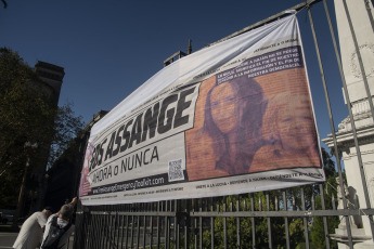 Buenos Aires, Argentina.- En las fotos tomadas el 20 de febrero del 2024, en la Plaza de Mayo se realizó un festival en apoyo de Julian Assange, quien presentó este martes, en el Tribunal Superior de Londres, el que podría ser su último recurso judicial en el Reino Unido contra su extradición a Estados Unidos, que le acusa de 18 delitos de espionaje y piratería informática por revelaciones de su portal WikiLeaks.