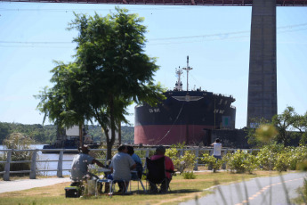 Entre Rios, Argentina.- En las fotos tomadas el 2 de febrero del 2024, una empresa concesionaria realiza el operativo de remoción del barco siniestrado en el Puente Mitre del Complejo Ferrovial Zárate-Brazo Largo, con un grupo de trabajo compuesto por 30 personas. Cinco días después del choque del barco de carga contra el puente Zárate-Brazo Largo, sobre las aguas del río Paraná, se retiró el navío del lugar.