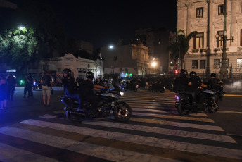 Buenos Aires, Argentina.- En las fotos tomadas el 1 de febrero del 2024, nuevos enfrentamientos entre policías y manifestantes se produjeron a las afueras del Congreso durante el debate en la Cámara de Diputados de la denominada ley Bases, lo que llevó a legisladores del kirchnerismo y la izquierda a presentar una moción para suspender la sesión, lo que fue rechazado por la mayoría del cuerpo legislativo.