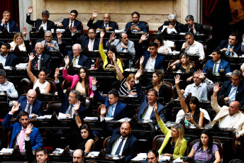 Buenos Aires, Argentina.- En las fotos tomadas el 6 de febrero del 2024, Diputados convalidan el artículo que establece la emergencia económica. Las reformas del presidente de Argentina, Javier Milei, dieron marcha atrás, por falta de apoyo de sus aliados en la Cámara de Diputados, que volverá a tratarlas desde cero en una comisión. La llamada Ley Ómnibus, que había sido votada en general el 2 de febrero de 2024, estaba en plena votación artículo por artículo cuando el diputado oficialista Oscar Zago pidió devolver el proyecto a la comisión, por haber votado cosas diferentes a las que se habían negociado previamente.