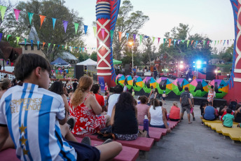 La Plata, Argentina.- En las fotos tomadas el 12 de febrero del 2024, las personas disfrutan de los carnavales alrededor del país. Las tradiciones, la música y el baile atraen a turistas en muchas ciudades de Argentina, como un evento trascendental en el calendario turístico anual, especial para un fin de semana largo que incluye lunes y martes.