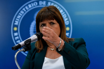 Buenos Aires, Argentina.- En las fotos tomadas el 8 de febrero del 2024, la ministra de Seguridad, Patricia Bullrich, presentó el protocolo para uso de armas de fuego para las fuerzas federales, pero por ahora sólo se aplicará a la Prefectura Naval. En conferencia de prensa, la ministra de Seguridad anunció que Prefectura Naval podrá usar todo tipo de armas para dejar de estar en una "situación desventajosa en el patrullaje de ríos", como primer paso para el restablecimiento del reglamento general que regirá próximamente para todos los miembros de las fuerzas federales de seguridad.