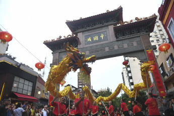 Buenos Aires, Argentina.- En las fotos tomadas el 9 de febrero del 2024, la comunidad china de argentina celebra el Año Nuevo con shows, danza del Dragón y música tradicional Buenos Aires. La comunidad china de Argentina dio inicio a las celebraciones de la llegada del "Dragón de Madera". El dragón es muy importante para toda la cultura china y, además de vigor y fuerza.