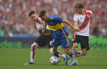 Buenos Aires, Argentina.- En la foto tomada el 25 de febrero de 2024, River y Boca empataron 1 a 1 en el estadio Más Monumental este domingo por la fecha 7 de la Copa de la Liga. Los goles llegaron en el segundo tiempo, en los pies de Solari y Medina. Final caliente en Núñez. Con este resultado, el equipo de Demichelis quedó puntero en la Zona A con 13 puntos, igualando la línea de Independiente. Los de Diego Martínez llegaron a las 10 unidades y se ubican séptimos en la Zona B.