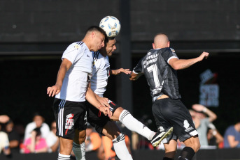 Buenos Aires, Argentina.- En las fotos tomadas el 19 de febrero del 2024, Deportivo Riestra y Atlético Tucumán, se enfrentaron por la sexta fecha de la Copa de la Liga Profesional (LPF) en el estadio del club del Bajo Flores. Deportivo Riestra consiguió su histórico primer triunfo en la Copa de la Liga Profesional al vencer 1-0 a Atlético Tucumán, con el gol de su capitán Milton Céliz, su rival, aún no ganó en lo que va del torneo.