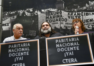 Buenos Aires, Argentina.- En las fotos tomadas el 14 de febrero del 2024, la Confederación de Trabajadores de la Educación (Ctera) advirtió que "peligra el inicio de clases" y reiteró su pedido al Gobierno nacional para la "urgente convocatoria" a la paritaria nacional docente, a pocos días del comienzo del ciclo lectivo en todo el país.