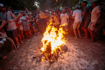 La Rioja, Argentina.- En las fotos tomadas el 12 de febrero del 2024, las personas disfrutan de los carnavales alrededor del país. Las tradiciones, la música y el baile atraen a turistas en muchas ciudades de Argentina, como un evento trascendental en el calendario turístico anual, especial para un fin de semana largo que incluye lunes y martes.