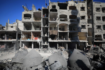 Franja de Gaza, Palestina.- En la fotografía tomada el 24 de febrero de 2024 se muestra un edificio destruído en un ataque aéreo israelí en la ciudad de Rafah, en el sur de la Franja de Gaza. Al menos ocho palestinos, entre ellos un niño, murieron en un ataque aéreo israelí dirigido a una casa en la ciudad de Rafah, confirmaron el sábado fuentes médicas palestinas.