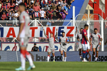 Buenos Aires, Argentina.- En las fotos tomadas el 13 de febrero del 2024, durante el partido entre San Lorenzo y Estudiantes de La Plata por la quinta fecha de la Copa de la Liga en el estadio Nuevo Gasómetro. San Lorenzo y Estudiantes La Plata empataron 1-1. Para San Lorenzo el gol fue marcado por Adam Bareiro (a los 57 minutos). Para Estudiantes La Plata el gol fue marcado por Javier Correa (a los 13 minutos).