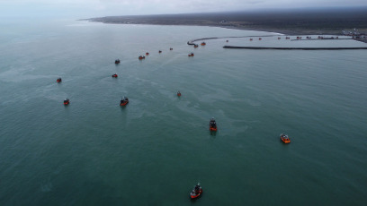 Chubut, Argentina.- En las fotos tomadas el 26 de febrero del 2024, 52 barcos de la flota pesquera reclaman de Rawson en apoyo al gobernador de Chubut, Ignacio Torres, quien lanzó una amenaza a la Nación por el freno del envío de los fondos de la coparticipación federal. La provincia patagónica reclama la retención ilegal de $13.500 millones y amenaza con cortar la provisión de crudo y gas.