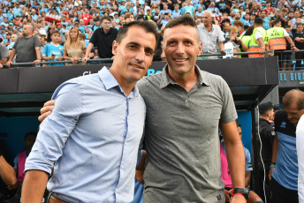 Córdoba, Argentina.- En la fotografía tomada el 24 de febrero de 2024 en Córdoba, Argentina, muestra momentos del partido disputado entre Talleres y Belgrano de Córdoba, en el estadio Julio César Villagra. En la séptima fecha, donde se juegan todos los clásicos, los equipos cordobeses empataron 2 a 2. Los goles de Talleres los convirtieron Sosa (31') y Martínez (48'). Los tantos de Belgrano los marcaron Reyna (1') y Meriano (37').