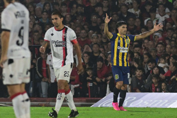 Rosario, Argentina.- En la foto tomada el 25 de febrero de 2024, Rosario Central se hizo fuerte en el Estadio Marcelo Bielsa y logró derrotar 1-0 a Newell's con gol de Ignacio Malcorra para quedarse con el Clásico de Rosario en el marco de la séptima fecha de la Copa de la Liga Profesional 2024.