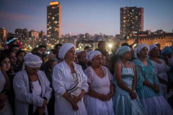 Mar del Plata, Argentina.- In the photos taken on February 4, 2024, a crowd participates in the cultural and religious religious festival on the Mar del Plata coast to honor Mother Iemanjá and celebrate the 40 years of its celebration in this city, in addition to the 25 consecutive ones at Playa Popular II. Like every first Sunday in February and with an attendance estimated at more than 15 thousand people, Mar del Plata was the scene of the celebration that honors the Africanist orixá and honors culture and Diversity.