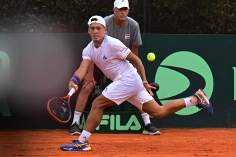 Rosario, Argentina.- En las fotos tomadas el 4 de febrero del 2024, el tenista Sebastián Báez (foto) venció a Dmitry Popko en una definición por el quinto punto de la serie ante Kazajistán, que se desarrolló en el Jockey Club de Rosario, y el equipo argentino de Copa Davis logró su clasificación a la Fase de Grupos de las Finales del certamen más importante por equipos.