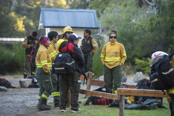 Patagonia, Argentina.- En las fotos tomadas el 16 de febrero del 2024, continúa el operativo contra el incendio en el lago Nahuel Huapi. Sobre la superficie afectada, el equipo técnico del Parque Nacional Nahuel Huapi, precisó que el incendio avanzó sobre el perímetro, afectando ya a 629 hectáreas.