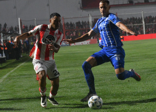 Córdoba, Argentina.- En la foto tomada el 25 de febrero de 2024, con goles de Altamira y Guillén, Godoy Cruz superó 2-0 a la Gloria y sacó más ventaja en la cima de la Zona B.