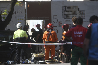 Buenos Aires, Argentina.- En las fotos tomadas el 8 de febrero del 2024, muestra la obra en construcción que se desplomó en Caballito, Buenos Aires. Una mujer murió tras el derrumbe, mientras continuaba la búsqueda entre los escombros de su pareja. Además siete personas fueron rescatadas por el SAME y personal de bomberos, informó la Policía de la Ciudad.