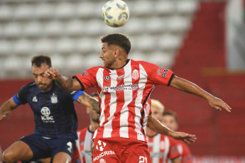 Buenos Aires, Argentina.- En las fotos tomadas el 19 de febrero del 2024, Barracas Central enfrenta a Talleres, por la fecha 6 del torneo Argentina - Copa LPF 2024 en el Estadio Tomás Ducó. Barracas superó 2-1 a Talleres. Los goles del partido para el local los anotaron Marco Iacobellis (1' 1T) y Maximiliano Zalazar (4' 2T). Mientras que el gol de visitante lo hizo Gastón Benavídez (31' 1T).