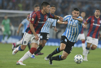 Avellaneda, Argentina.- En la fotografía tomada el 9 de febrero de 2024 en el Estadio de Racing Club se muestran escenas del partido disputado entre el equipo local y San Lorenzo de Almagro. Adrián Martínez convirtió tres goles para Racing, mientras que Mura consiguió el único tanto para San Lorenzo.