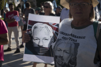 Buenos Aires, Argentina.- En las fotos tomadas el 20 de febrero del 2024, en la Plaza de Mayo se realizó un festival en apoyo de Julian Assange, quien presentó este martes, en el Tribunal Superior de Londres, el que podría ser su último recurso judicial en el Reino Unido contra su extradición a Estados Unidos, que le acusa de 18 delitos de espionaje y piratería informática por revelaciones de su portal WikiLeaks.