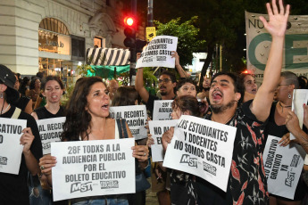 Buenos Aires, Argentina.- En las fotos tomadas el 21 de febrero del 2024, el Centro de Estudiantes de la Facultad de Filosofía y Letras de la Universidad de Buenos Aires (UBA), realizó un "cacerolazo" para reclamar por "presupuesto universitario, boleto educativo y salario digno para docentes y no docentes".